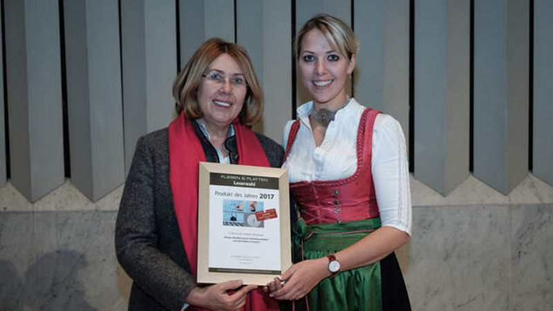 Auf dem Podium kennen sich Gabriele Dahm-Heuckmann, Geschäftsführerin bei Karl Dahm &amp; Partner, und Carolin Heuckmann-Wiesinger, Online-Marketing, aus. Ihre „Fliesen-Nivelliersystem Unterlegscheiben“ kamen auf Platz drei.