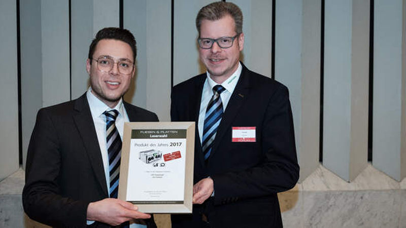 Festool, vertreten durch Tim Göttler, Schulungsreferent und Fliesenlegermeister, und Jörg Fritz, Key Account Manager Renovation (von links), gewann in der Kategorie Zubehör mit der Kabeltrommel „SYS-Powerhub“.