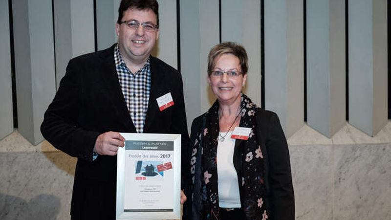 Rayc Wulst, Produktmanager, und Silke Ponfick, Marketingmanagerin, freuten sich für Gutjahr Systemtechnik über Rang drei mit dem „Keramikelemente-Lager“ für Großformate „TerraMaxx TSL“.