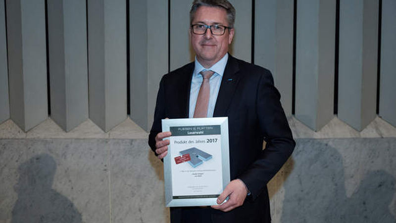 Platz eins in der Kategorie Untergründe/Abdichtungen ging an Wedi mit dem Duschelement „Fundo Integro“ – die Urkunde an Thomas Seifert, Wedi Vertriebsleitung Deutschland/Österreich.