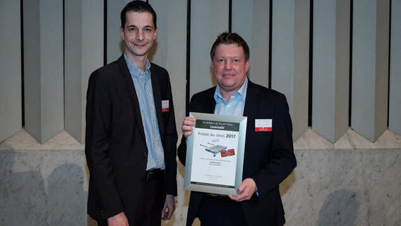 Platz zwei schaffte Lux Elements mit „Lavado-Float L“, einem schwebenden Waschtisch mit Ablaufrinne – eine weitere Auszeichnung für Sebastian Brenner, Gebietsverkaufsleiter West, und Marco Lutz, Vertriebsleiter (von links).