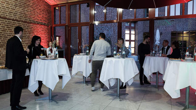 Vor der Preisverleihungen fanden sich die ersten Händler in der VIP-Lounge ein.