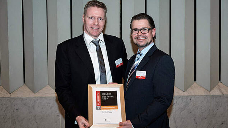 Fliesen Theissen, vertreten durch Geschäftsführer Christoph Theißen (links) und Vertriebsleiter Christian van Dielen, freuten sich über Platz eins in der Kategorie Large, mussten diesen aber ...