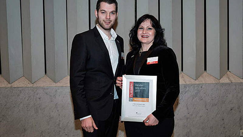 Jasmina Povataj, Ausstellungs- und Ausbildungsleitung, sowie Timo Latza, Innendienstleitung von Heinrich Taxis in Stuttgart, nahmen die Urkunde für den zweiten Platz des Taxis-Standorts in Stuttgart-Feuerbach entgegen.