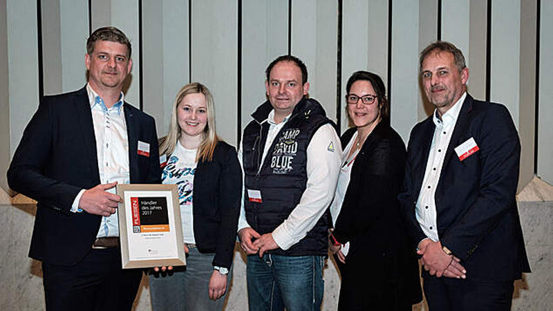 Happy mit Rang drei: Geschäftsführer Daniel Klümper, Sophia Blommel, Beratung + Einkauf, Bauleiter Alexander Wittenbrink, Melanie Hanowski, Beratung + Einkauf, und Geschäftsführer Herbert Klümper von Fliesen Klümper in Ahaus (von links)<br>                                