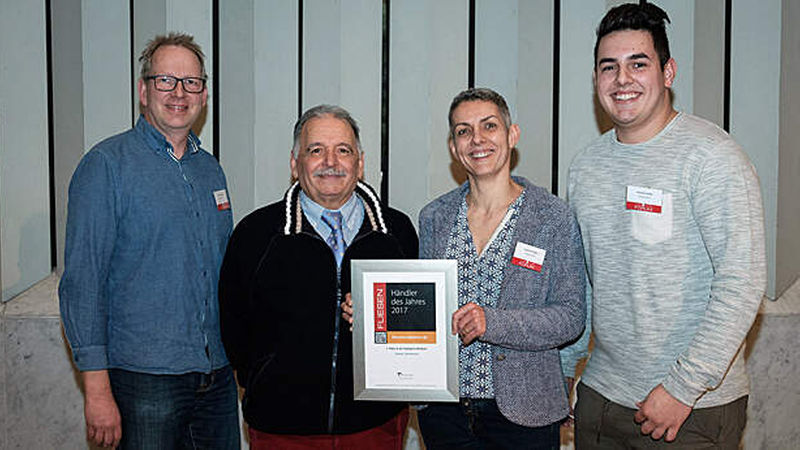 Feierten den dritten Sieg in der Kategorie Medium: Geschäftsführerin Susanne Ciampa (2. von rechts), Seniorchef Domenico Ciampa (2. von links), Antonio Ciampa (rechts) und Fliesenlegermeister Walter Hofmann.