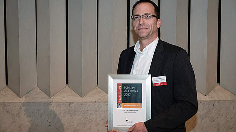 Alexander Herr, Category Manager Fliese bei SGBDD, mit der Urkunde für Rang drei – für das Keramundo-Team aus Berlin-Mahlsdorf