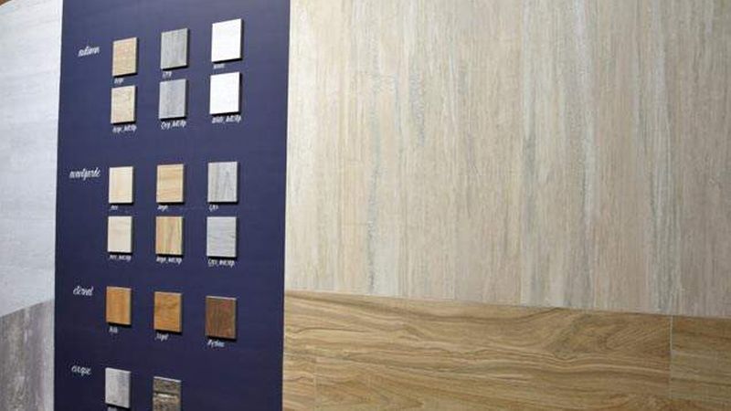 Azulev zeigte mit „Wood emotions“ unter anderem seine Standardgröße 20 x 120 Zentimeter.
