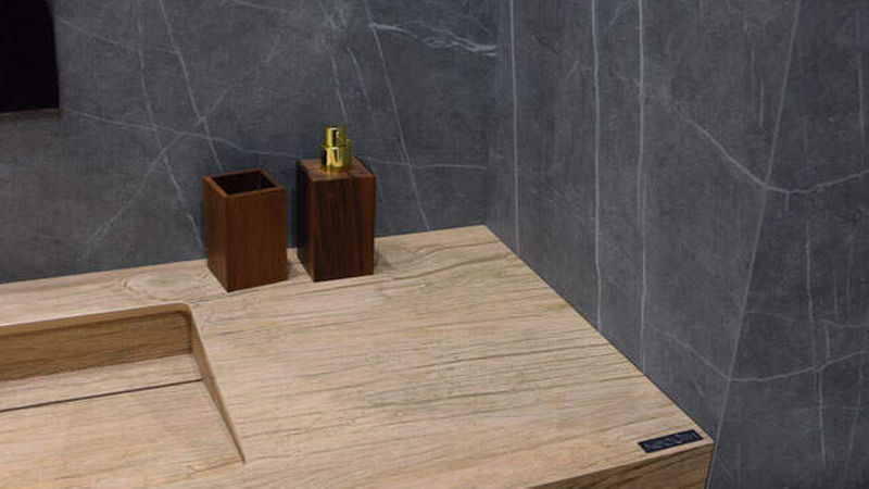 Dass Sinterstein überall einsetzbar ist, auch als Badmöbel, zeigte Neolith – unter anderem mit neuen Farben.