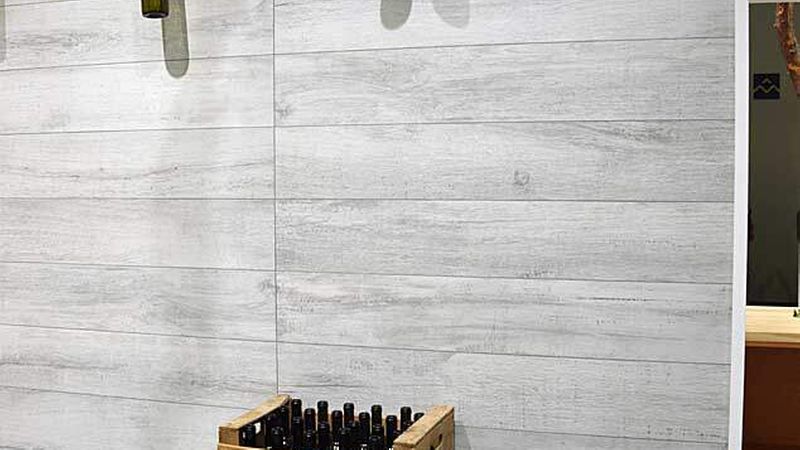Eine weitere Holzimitation: „Ever glow“ von Rocersa im Farbton „Grey“