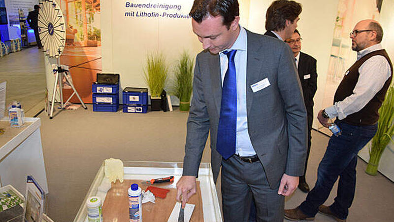 Garvin Stingel, Geschäftsführer Lithofin, zeigte den neuen „KF Silikonentferner“.