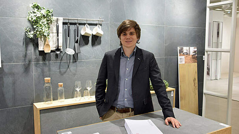 Um Schieferoptik drehte es sich am Stand von Emil Ceramica, an dem Florian Wagner die Neuheiten vorstellte.