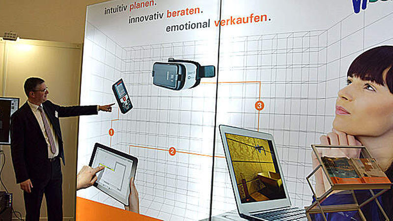 Christian Schmitt, Handelsvertreter Deutschland-Ost für Visoft, zeigt, wie der Weg vom Aufmaß über den Laptop bis hin zur Virtual Reality funktioniert.