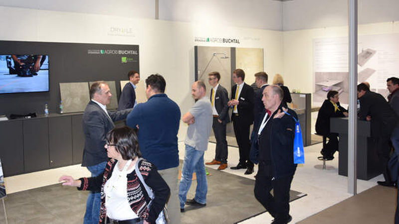 Über das „Drytile“-System erkundigten sich am Stand von Agrob Buchtal/Deutsche Steinzeug einige.