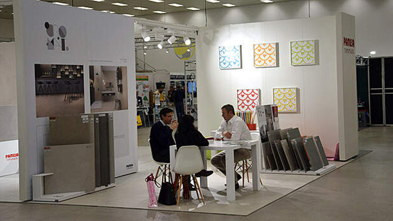 Kundengespräch am Stand von Pamesa