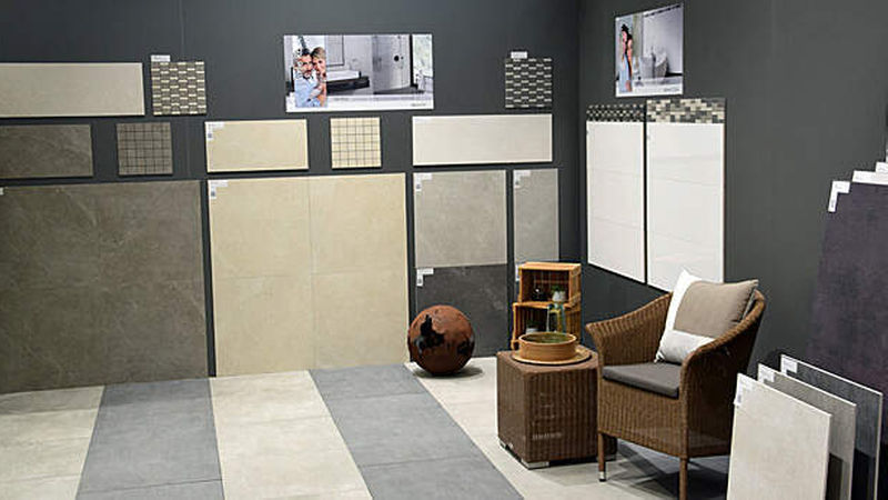 Drei Neuheiten am Stand von Aventuro: „Little Rock“ (vor Kopf), „Pasadena“ (rechts an der Wand) und am Boden die Serie „Chicago“