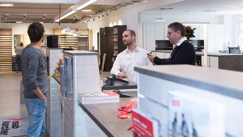 Über 50 Mitarbeiter beraten die Kunden in Würzburg.