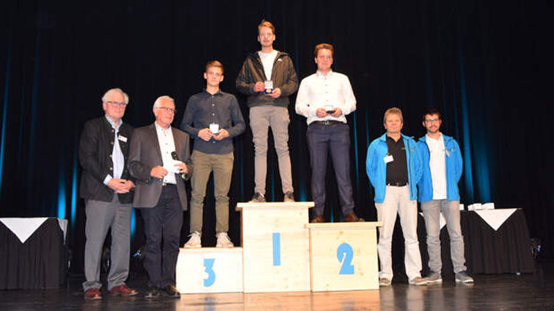 Geschafft! Links Bernhard Sänger, Präsident der Bauwirtschaft Baden-Württemberg, neben Karl-Heinz Beyer und auf dem Podest Toni Strauß (3. Platz), Janis Vincent Gentner auf Platz 1 und Friedolin Käsmann auf dem zweiten Platz. Rechts neben dem Podest stehen Fliesenlegermeister Hermann Buck aus Ertingen und Erik Brie-Knöpfle, Ausbildungsmeister im Ausbildungszentrum Donaueschingen, beide neben Beyer Mitglieder der Bewertungskommission.