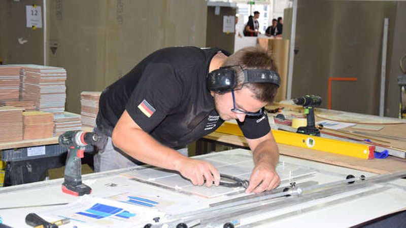 Hochkonzentriert bei der Arbeit: Raphael Rossol bereitet das Schneiden seiner Fliesen vor.
