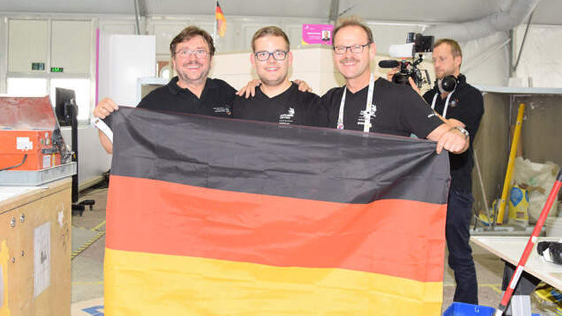 Von links: Klaus-Dieter Fromm, Delegationsleiter des Deutschen Baugewerbes in Abu Dhabi, Raphael Rossol und Trainer Roland Filkorn