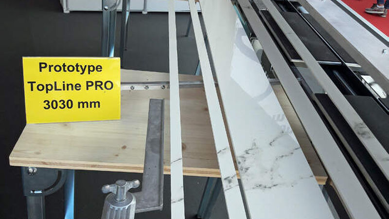 Prototyp: Kaufmann präsentierte auf der Cersaie eine neue Schneidmaschine für XXL-Fliesen. Ob das Modell in Serie geht, entscheiden die Reaktionen der Messebesucher. (Foto: msd)