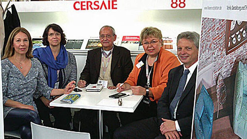 Austausch am FLIESEN &amp; PLATTEN-Stand: Nina Ehli vom Bundesverband Keramische Fliesen, Katja Kittelmann, Wilm Kittelmann, Geschäftsführer Bundesverband des Deutschen Fliesenfachhandels (VDF), FLIESEN &amp; PLATTEN-Chefredakteurin Sabina Grafen und Jens-Uwe Fellhauer, Geschäftsführer Bundesverband Keramische Fliesen (BKF) (Foto: nb)