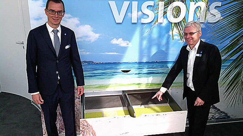 Geschäftsführer Michael Demeter und Marketingleiter Christoph Heimbach (rechts) erfreuten sich an den Dural-Neuheiten und dem neuen Standkonzept. (Foto: nb)