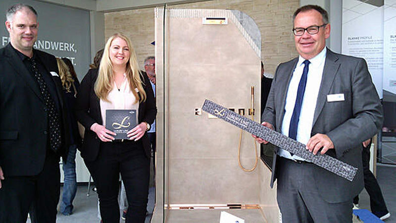 Wie eine Dusche in Roségold im Bad wirken kann, zeigten Marketingleiter Marcel Blank, Maria Görrissen, Marketing, und Geschäftsführer Peter W. Blanke (von links) am Stand von Blanke mit der Profilserie „Luxury Line“. (Foto: nb)