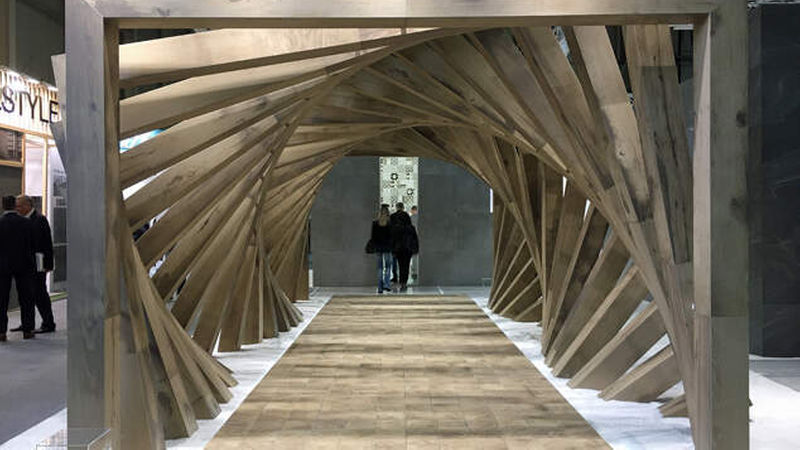 Spektakulär: Emilceramica inszenierte Holzfliesen auf besondere Art. (Foto: sg)