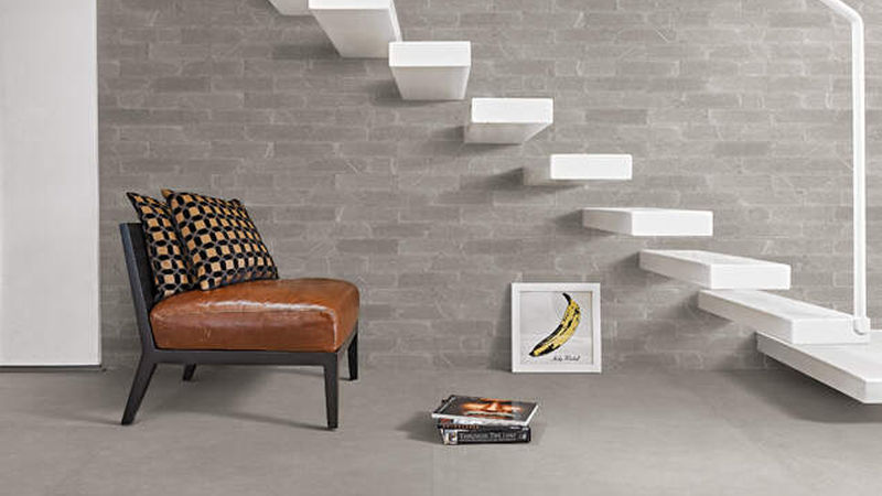 Riemchen und Bodenfliesen der Serie „Piase“ in Grau (Foto: Emilceramica)