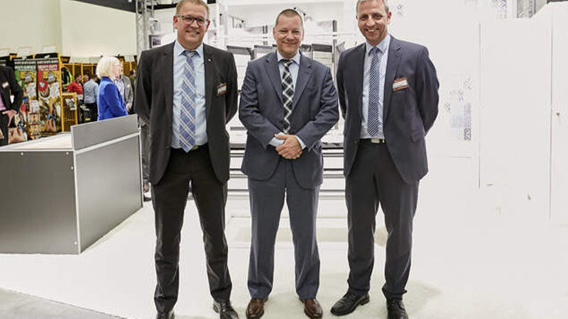 Michael Wester (Mitte), Vorstand Vertrieb und Marketing Deutsche Steinzeug Cremer &amp; Breuer AG, Arno Schäfer (links), Prokurist und Verkaufsdirektor bei Agrob Buchtal, und Roland Alken stellten sich am Stand von Jasba für ein gemeinsames Gruppenbild zusammen: Alken war früher bei der Interbau Blink und ist jetzt seit 1.9.2017 als Nachfolger von Werner Wanzek bei Jasba als Verkaufsleiter tätig.