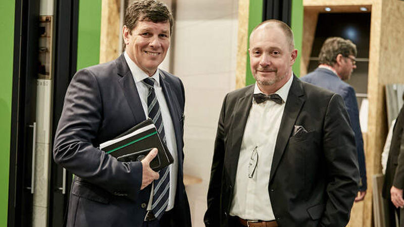 Schnappschuss vom Steuler-Stand: Links Peter Wilson, Geschäftsführer von Steuler-Fliesen, mit Jürgen Wörsdörfer, Gesamtvertriebsleiter des Team Steuler