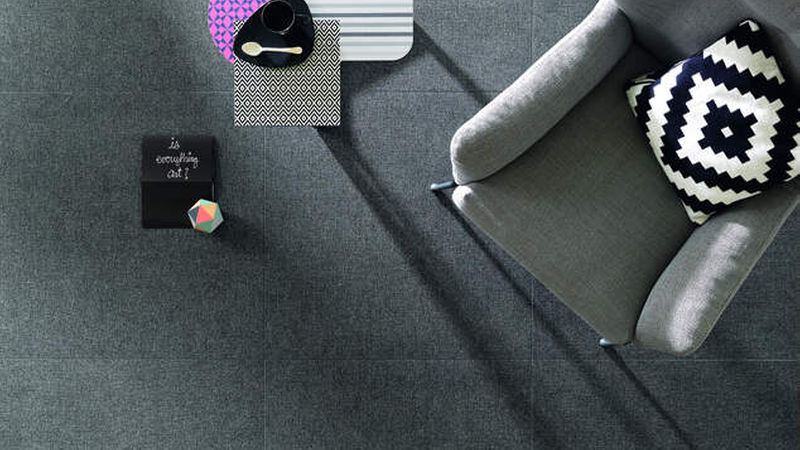 Die matte Textur von „Twist“, hier in „Shark“, eigent sich für private Räume ... (Foto: Novabell)