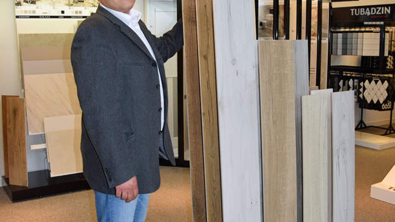 Christian Smigalski vor den Holzoptikserie von Korzilius – in den Längen 120, 150 und 180 Zentimeter