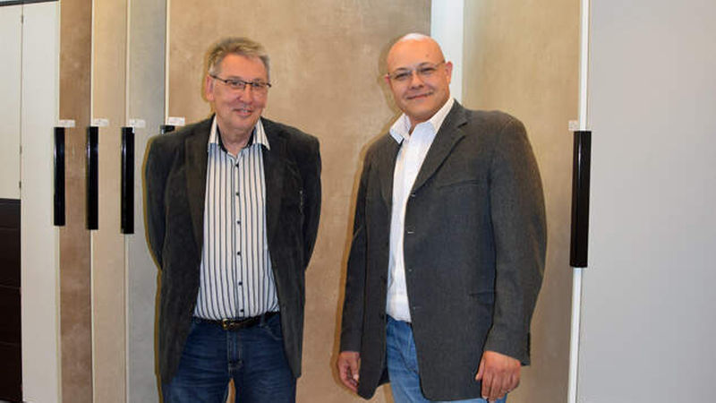 Achim Tomascheit, Geschäftsführer Fliesenhaus Niederrhein, und Christian Smigalski, Export Area Manager bei Tubadzin, vor größten Fliesen in der Ausstellung