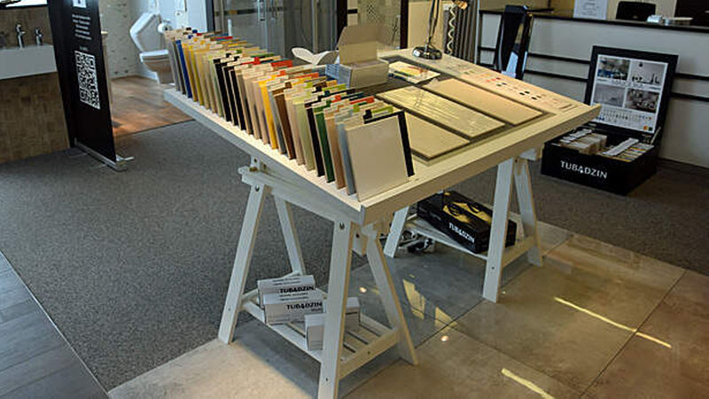 Angelegt für Architekten: ein Collagentisch mit Fliesenmustern