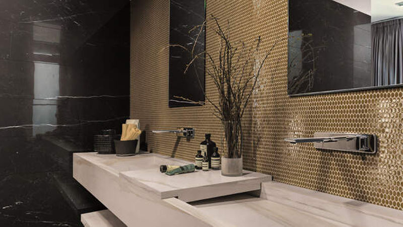 Das Mosaik der Serie „I Classici di Marmi“ von Rex in „Calacatta Gold“ (Foto: Florim Ceramiche)