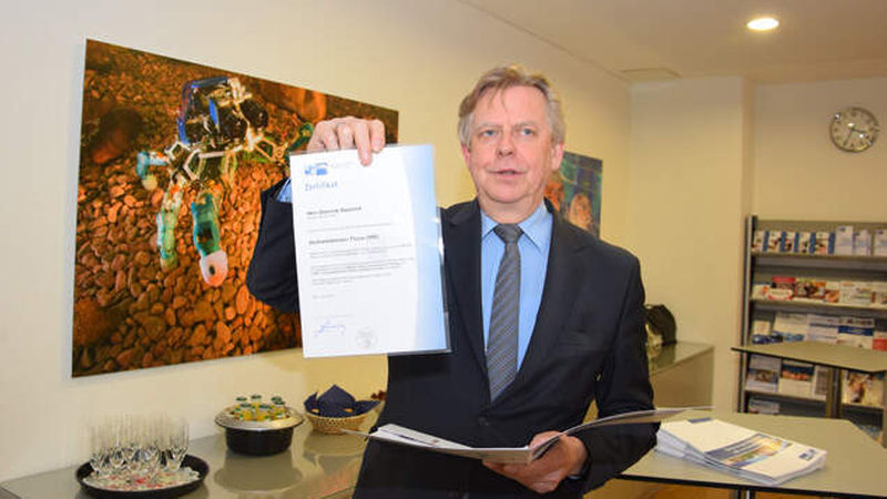 Überreichte die Zertifikate: Otto Brandenburg, Geschäftsführer der Weiterbildungsgesellschaft der IHK Bonn/Rhein-Sieg.
