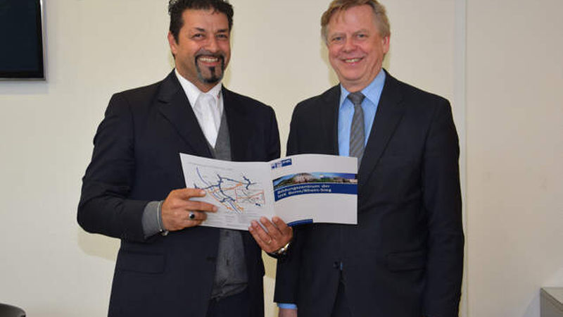 Antonio Cafaro (links) von Raab Kacher in Wangen mit Otto Brandenburg, IHK