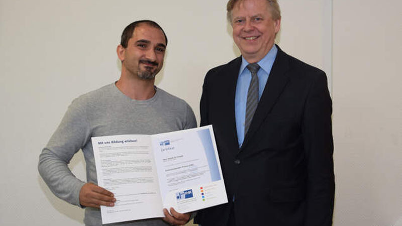 Rabih El Hayek (links) aus der Keramundo-Niederlassung in Hannover mit Otto Brandenburg, IHK