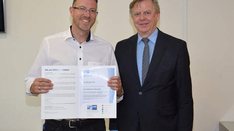 Michael Huhle (links) von Raab Karcher Freiburg mit Otto Brandenburg, IHK
