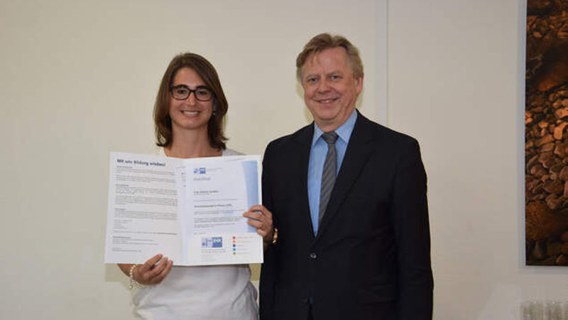 Ariane Janßen (links) von Keramundo Frankfurt am Main mit Otto Brandenburg, IHK