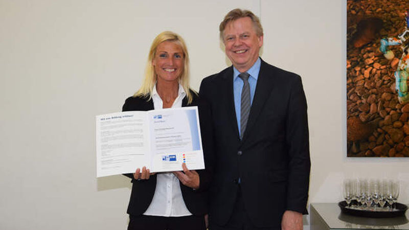 Claudia Klapheck (links) von Keramundo Essen mit Otto Brandenburg, IHK