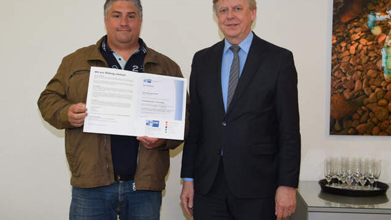 Norman Köhler (links) von Keramundo Hamburg mit Otto Brandenburg, IHK