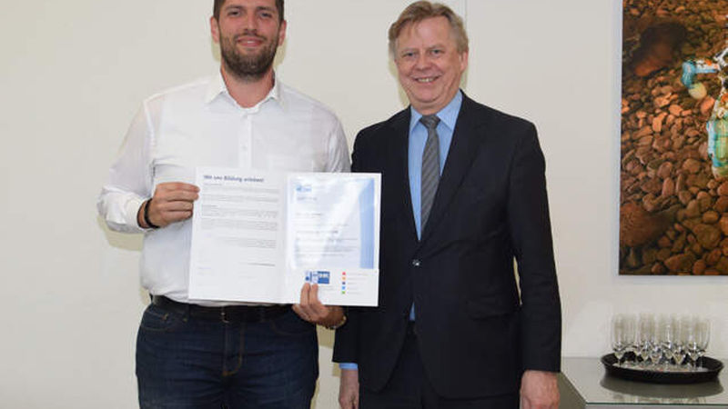 Jens Kremer (links) von Keramundo Wiesbaden mit Otto Brandenburg, IHK