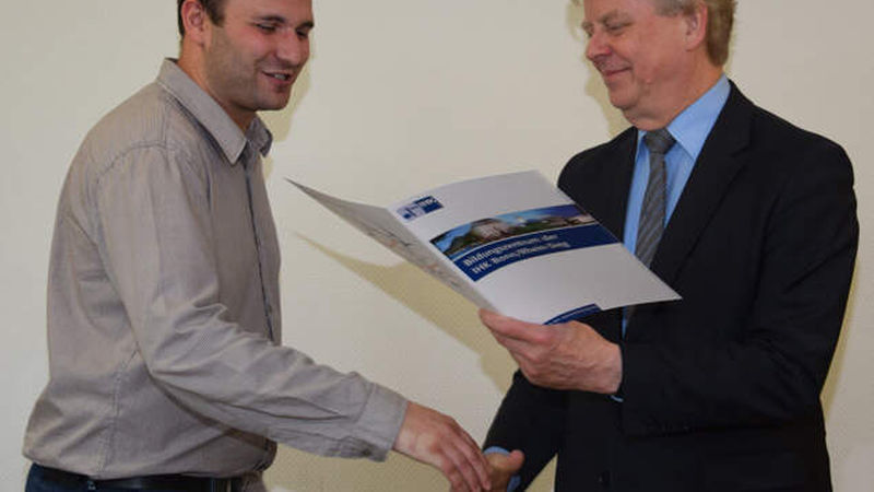 Christopher Löltgen (links) von Raab Karcher Bonn mit Otto Brandenburg, IHK