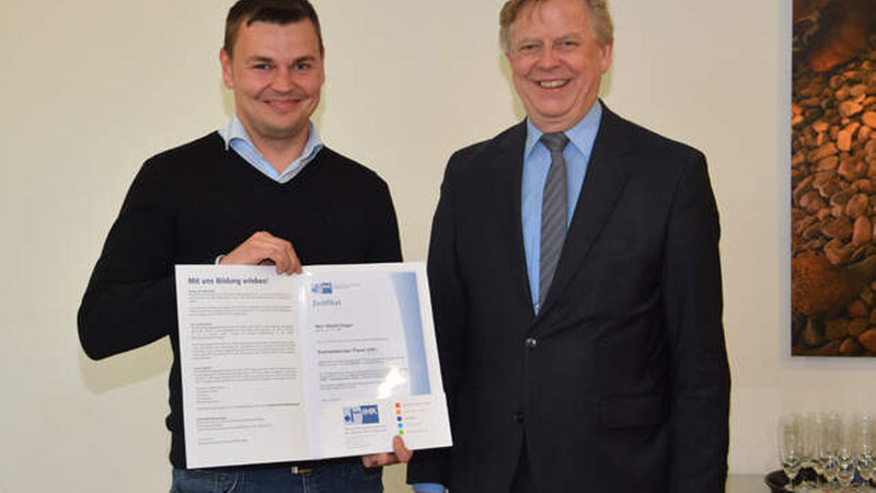 Albert Zeiger (links) von Keramundo Möchengladbach mit Otto Brandenburg, IHK