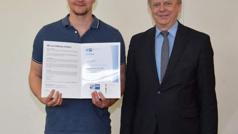 Viktor Zich (links) von Keramundo Gießen mit Otto Brandenburg, IHK