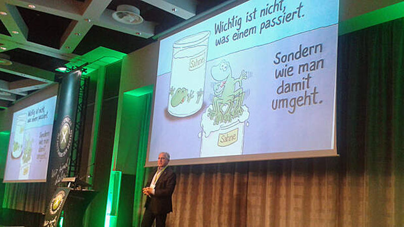 Gab auf unterhaltsame Weise – unter anderem mit Karikaturen – humoristische Anleitungen zur Lebensvereinfachung: Werner Tiki Küstenmacher. 