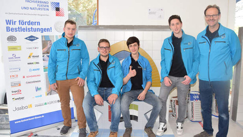 Domenic Niedermeier, Raphael Rossol, Cedrik Knöpfle, Maurice Eckstein und Bundestrainer Roland Filkorn (von links) vor dem Werkstück des Siegers ... 